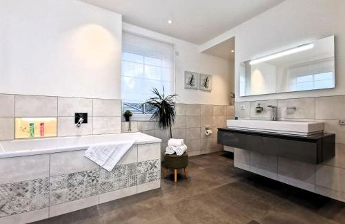 BohnApartments Luxury Villa Berlin - 210qm - Wintergarten - Kamin - 4 kostenlose Parkplätze - 6 Schlafzimmer - Neubau - Luxusausstattung - Foto 6