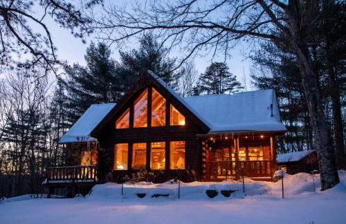 Poconos True Log Cabin with Sauna, Movie Theather, Hot Tub & Fire Pit! - Foto 6