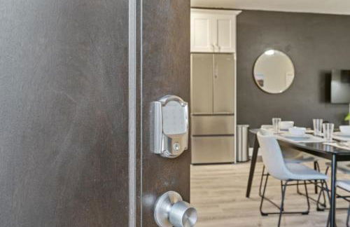 Modern King Bed Suite with Free Parking - Foto 22