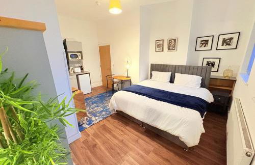 Stylish Studio flat 4,ensuite,Kitchennete,Parking,Wifi,Smart TV,Nr Sandwell and Metropolitan Hospital - Foto 2