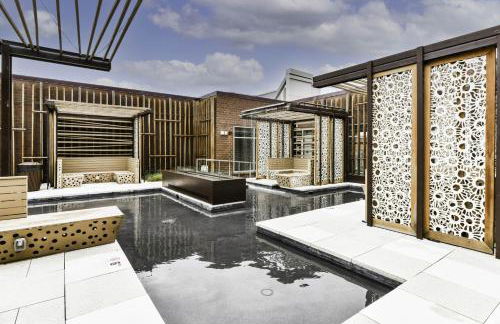 Urban 2BR Oasis with Scenic Rooftop and Gym - Foto 40