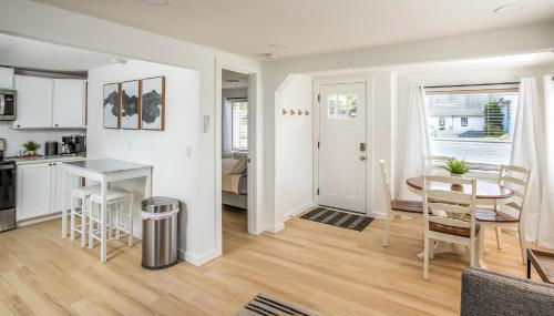 Cozy 2 Bedroom Home, Private Backyard with Hot Tub - Foto 5