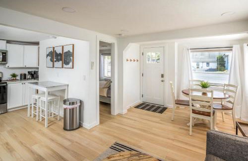 Cozy 2 Bedroom Home, Private Backyard with Hot Tub - Foto 5