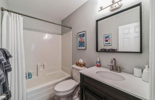 Lakeside Retreat with Private Boat Ramp home - Foto 8