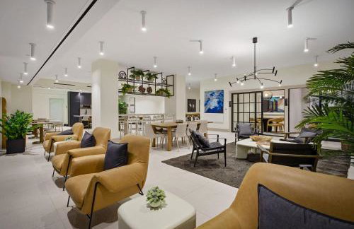 Upscale Downtown Condo Pool Gym & Skyline Views - Foto 61