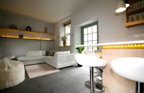 Putsborough Manor 3 Self Catering Cottages with Beach a short walk, dog friendly all year, On site Tennis, Play Area, Paddock, Spa baths, BBQ, Private Gardens, Superfast WIFI - Photo 41