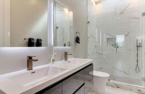 Luxury Modern 4 Bedroom 3 Bathroom Home with Rooftop Deck #2 - Photo 20