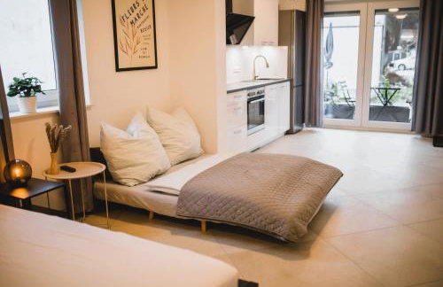 HUGOS Studio Apartment - Photo 20