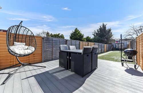 The Ultimate Hangout 4BR Modern House with Garden - Photo 4