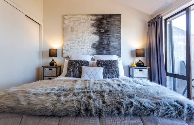 Amazing Lake View Spacious Townhouse with Parking - Photo 3