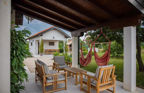 Villa Ena with Pool & Jacuzzi - Photo 8