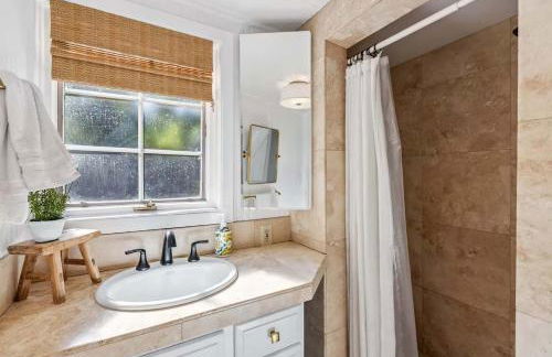 Modern Organic Home with Backyard Creek near State Park - Foto 23