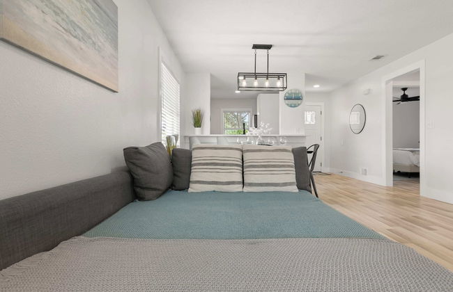 Relaxing 2BR Florida Home Close to Beach - Photo 13