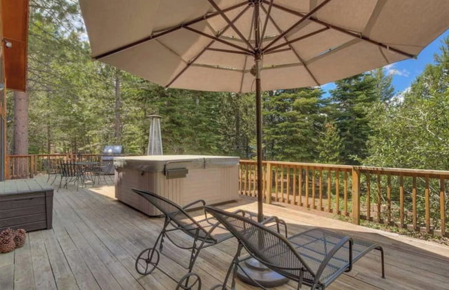 Black Bear by Avantstay Spacious Viking Lodge in Tahoe Donner w/ Game Room & Hot Tub! - Photo 41
