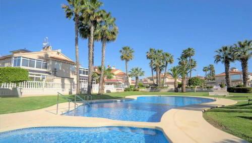 Spacious ground floor apartment overlooking the beautiful communal pool - Foto 2