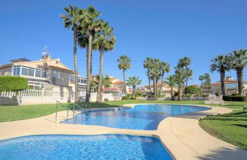 Spacious ground floor apartment overlooking the beautiful communal pool - Foto 2