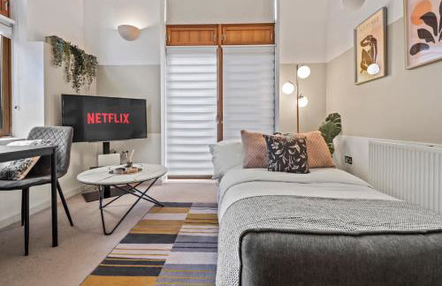 Sleek Modern City Apartment - Photo 10