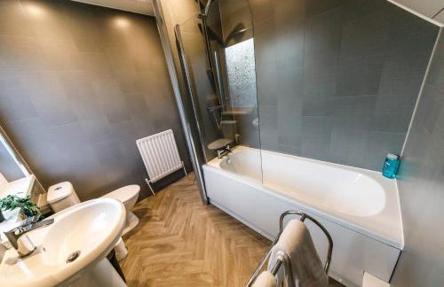 Spacious 2Bed - Great for Contractors - Driveway&Garden - Foto 66