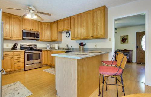 Pet-Friendly Black Mountain Vacation Home with Deck - Foto 6