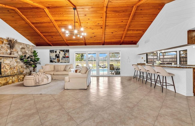 Family-friendly 5BR Home w/ Heated Pool & Parking - Foto 5