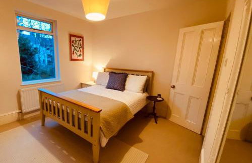 Stunning Home, Garden, Parking & Close Train Stations - Foto 8