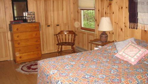 Charming Cabin with Serene Lake Views for a Family Getaway near Pittsfield, Massachusetts - Foto 4