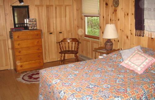 Charming Cabin with Serene Lake Views for a Family Getaway near Pittsfield, Massachusetts - Foto 4