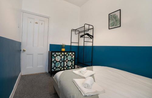 3 Bed-Free Parking-Close to City-by Holiday Homes - Foto 4