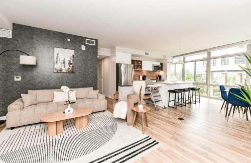 Posh 2BR Retreat Gym, Prkng and Scenic Rooftop - Photo 3