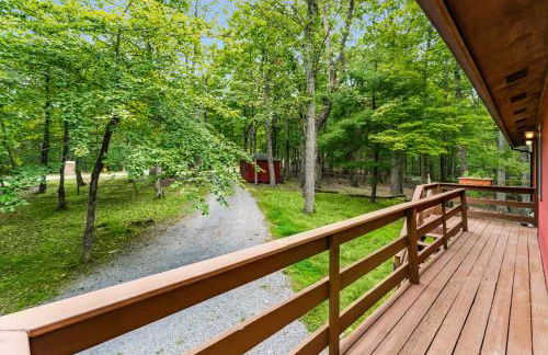 Cabin w hot tub & kayaks by river - Foto 5