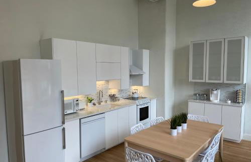 Lou-City Penthouse Suite! Savor Life with Hollyhock - Photo 11