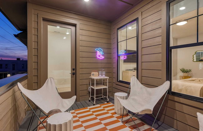 The Stage by Avantstay Chic 4bdr w/ Covered Balcony Modern + Newly Built - Photo 34