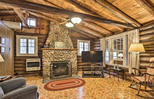 Lakefront 1930s Log Cabin with Dock and Fire Pit! - Foto 1