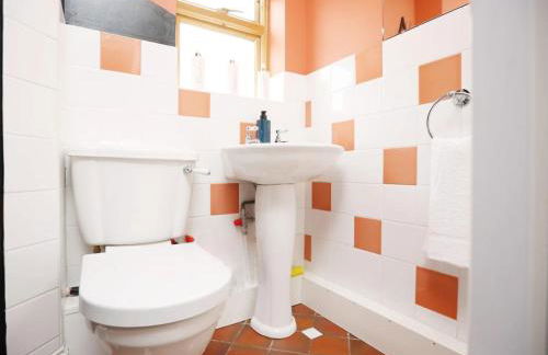 Modern 5-Bed Home, Guests 9, Secure Parking, Contractors - Foto 39