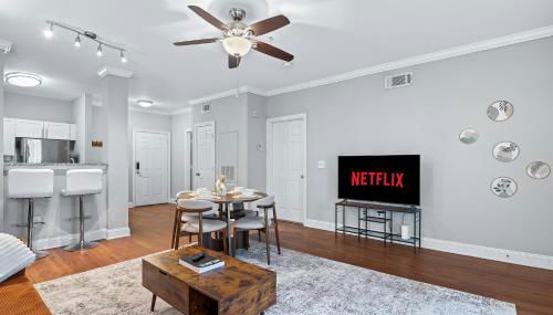 Luxury King Bed Suite - Pool - Gym - Parking - Foto 4