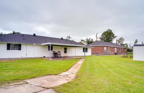 Patio & Grill! Charming 'Lake Charles Landing Pad' - Foto 27