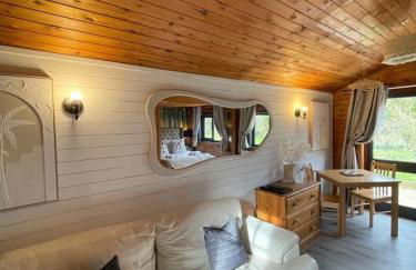 Otter 1 - Private Hot Tub - Bali Inspired Lodge - Bath - Longleat - Wiltshire - Photo 59