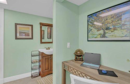 Dreamy Condo 2 minute walk to Beach w King Size Bd - Foto 9