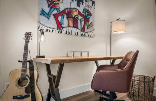 Melody Ridge Downtown with Fast WiFi, King Suite, Soaking Tub - Foto 17