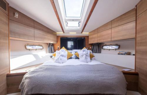 2BR Heated Yacht, Lymington Centre, Beautiful View - Photo 13