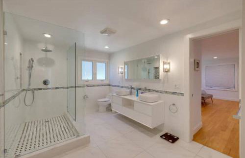 Cape Cod Home w/Ocean View, Roof Top, Pool & Hot Tub - Photo 21