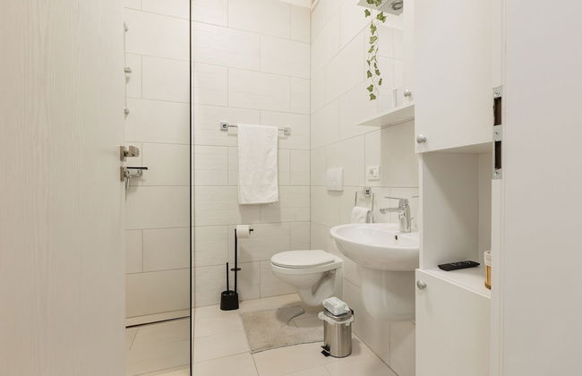 Essenza Charming Two BedRoom Apartment - Photo 42