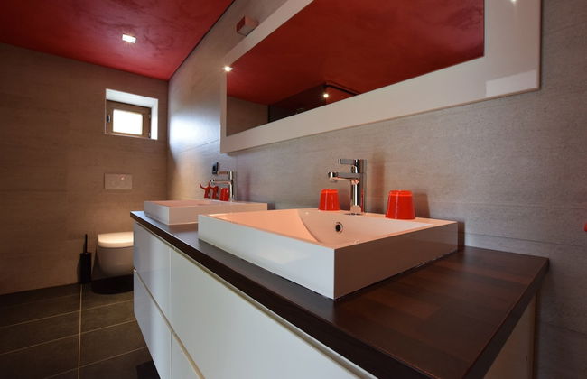 Luxury Villa With Pool - Photo 17