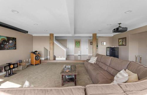 Expansive Ocean-View Retreat with Home Theatre & Spa - Foto 49