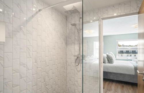 Stylish Apartment with Sea Views & Parking - Foto 13