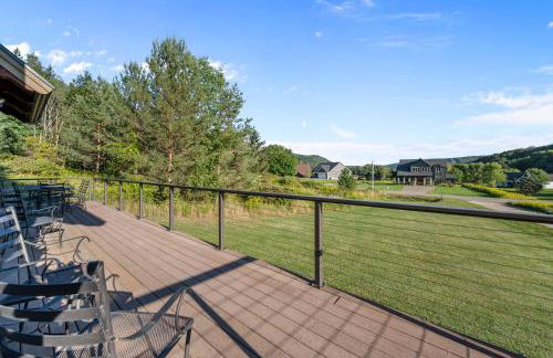 Walk to Village! Stunning timber chalet! Hot-Tub, Bonfire & more! - Foto 37