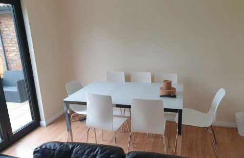 London Luxury 6 Bedroom Family House Sleeps 12 people Parking for 4 Cars Close to tube. - Foto 61