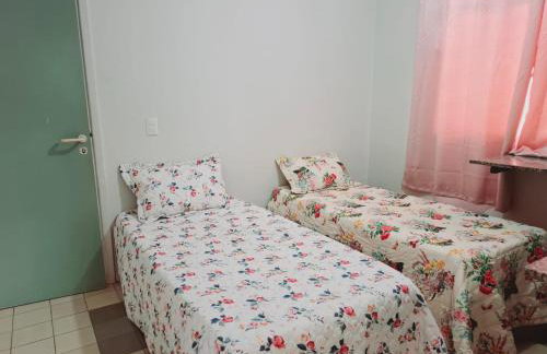 CASA - localizada no centro de Campo Grande - 2 quartos com ar e garagem para 2 carros - Foto 55