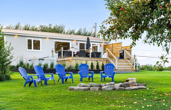 Cozy and Modern Oceanview Cottage With hot Tub - Photo 14