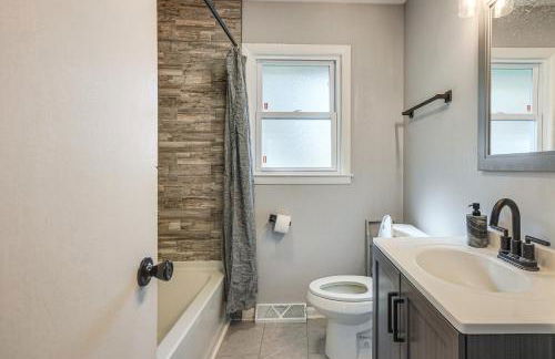 Peaceful Retreat with Yard 2 Mi to Pewaukee Lake! - Foto 17